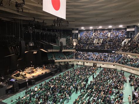 日本武道館 場所 - 伝説の舞台とその多面的な魅力